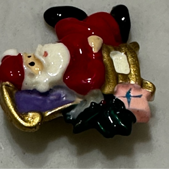 Vintage Santa Brooch Pin Molded Plastic Sitting In A Chair Christmas - Picture 3 of 8